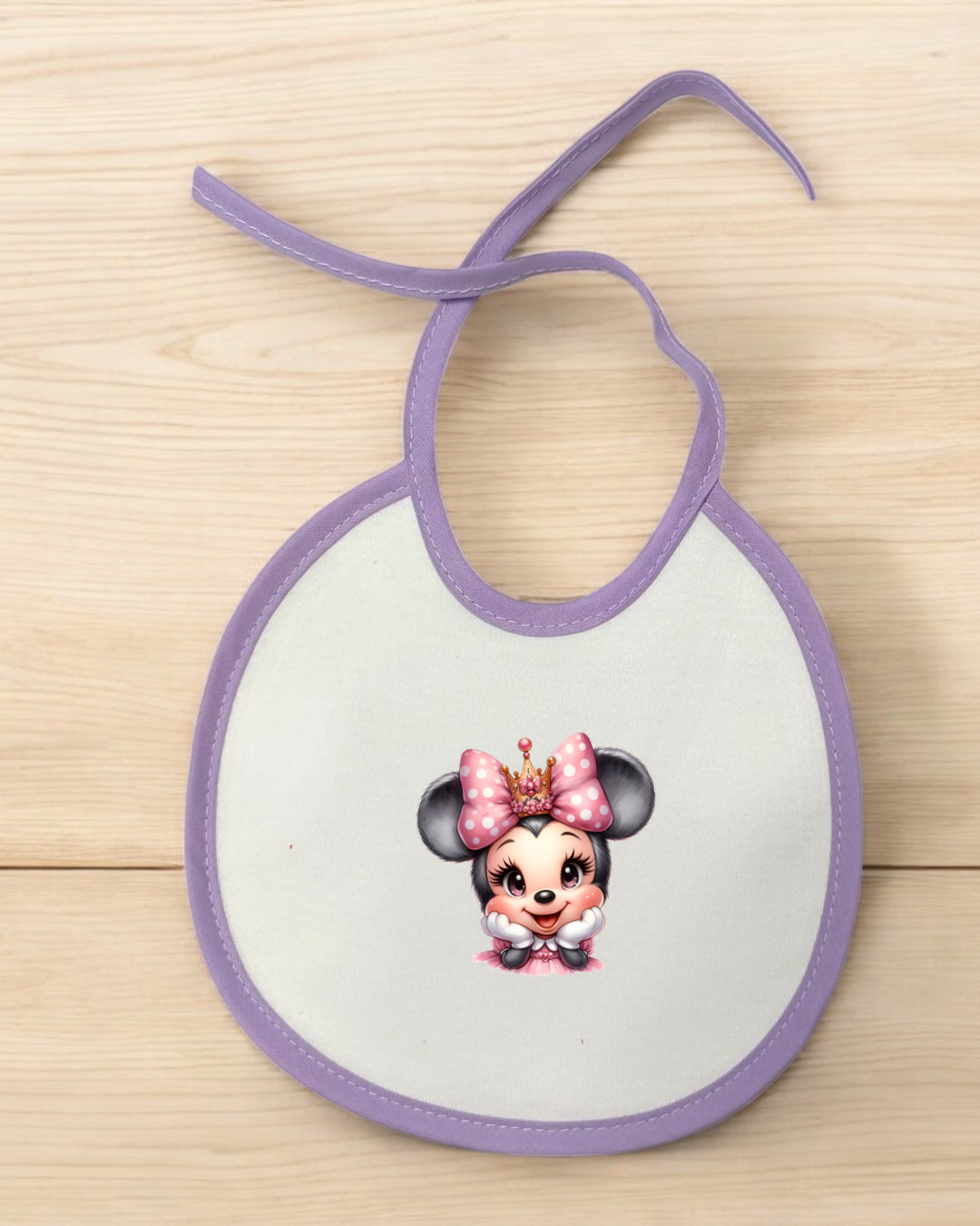 Babete branco com bordas lilás e rosto de rato com laço rosa e coroa dourada