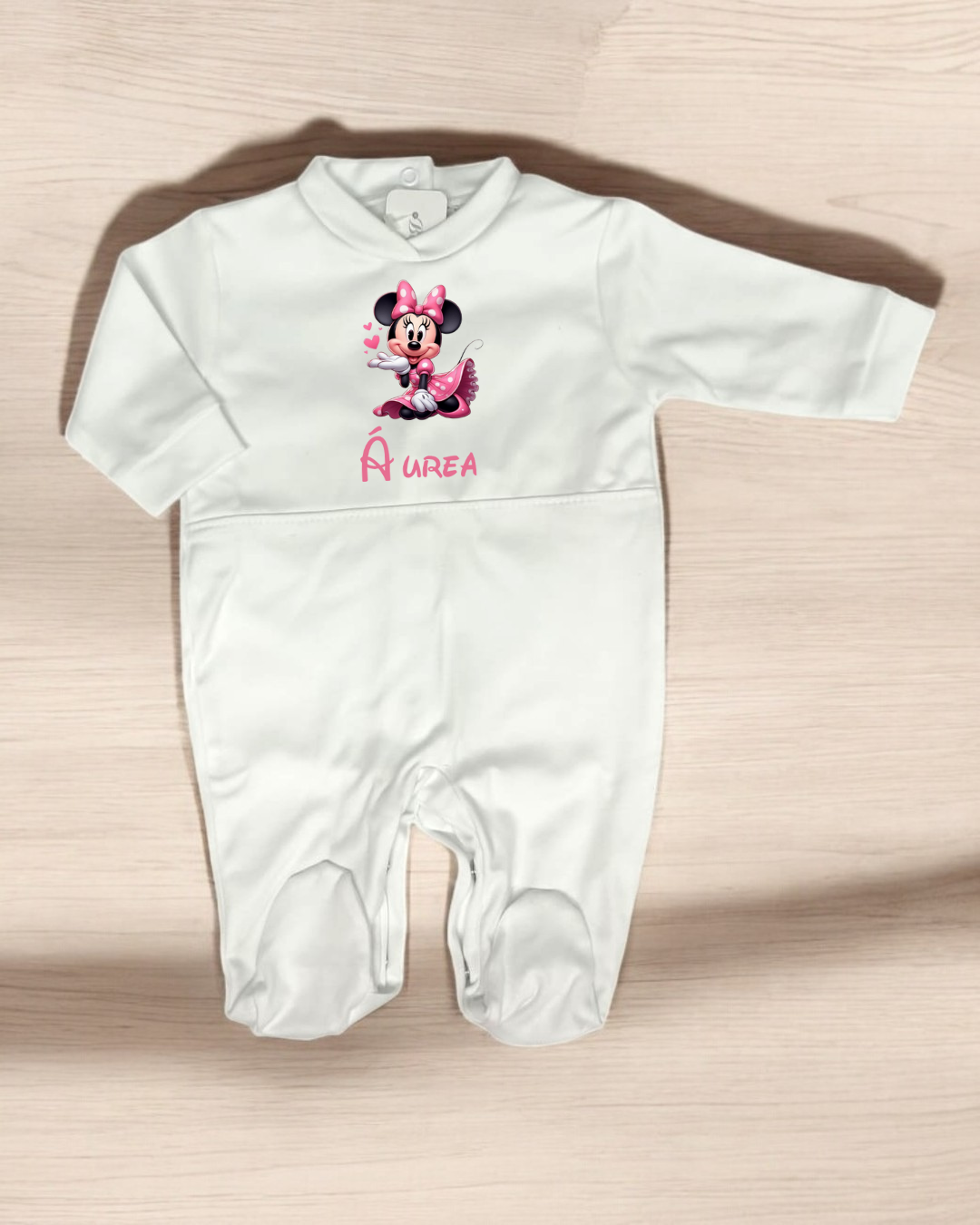 Pijama branco de bebé com estampa de Minnie e texto ÁUREA