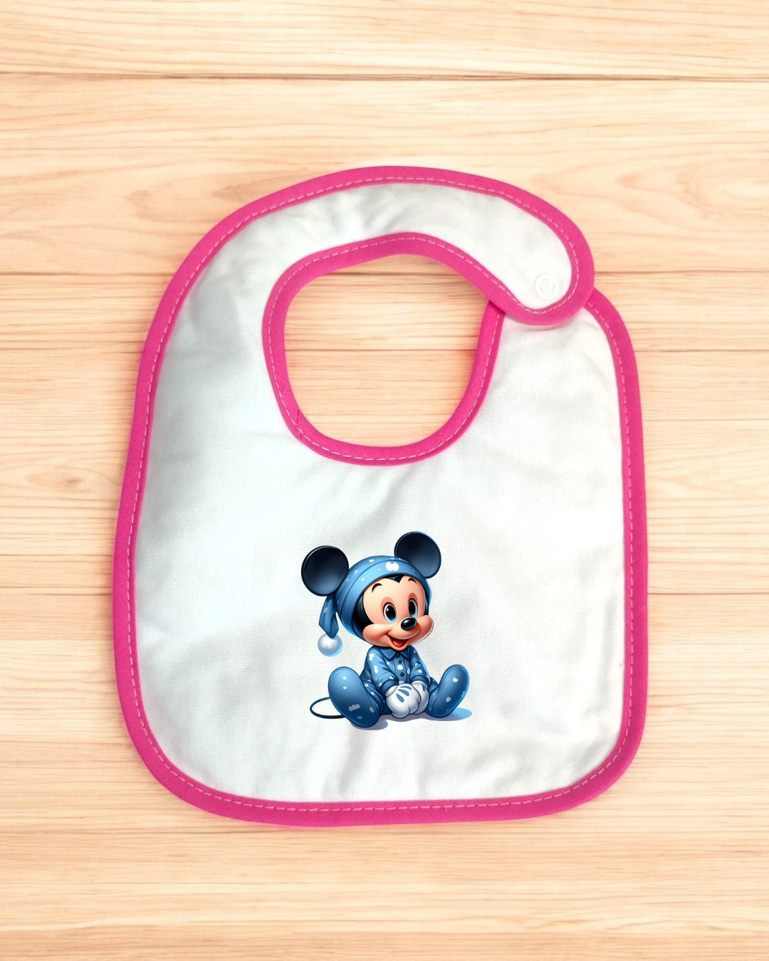 Babete branco com bordas rosa e imagem de bebé Mickey Mouse azul