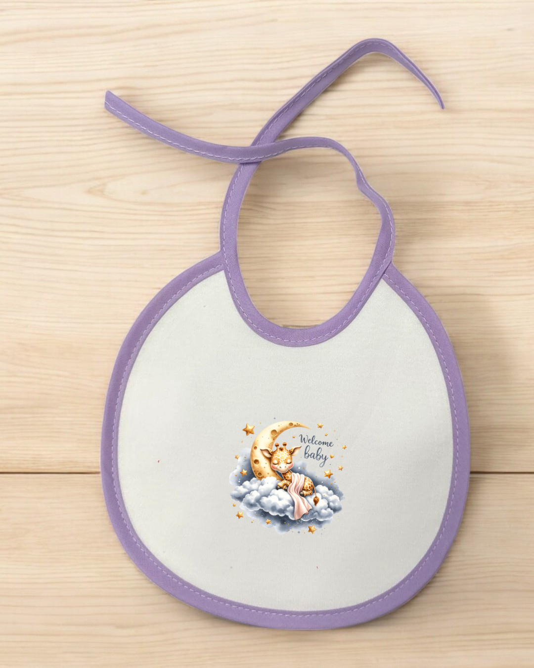 Babete de bebé branco com borda roxa e ilustração de girafa no céu com texto 'Welcome baby'
