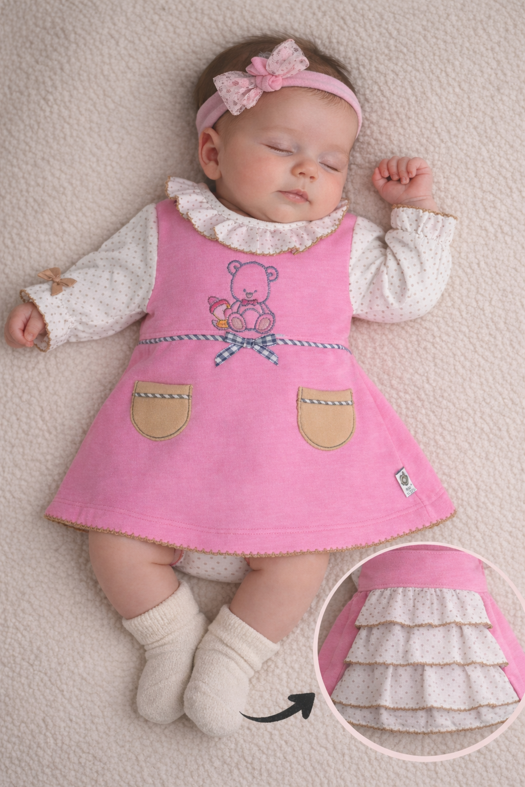 Bebé a dormir com vestido rosa e camisola branca com bolinhas beige