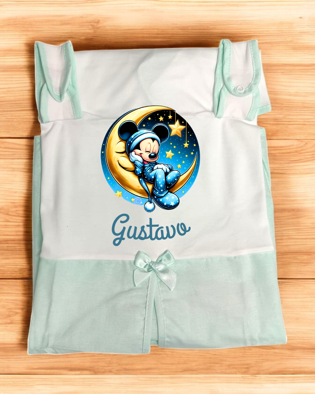 Tampa de saco para bebé branco e verde água com estampa de Mickey mouse na lua e texto Gustavo.