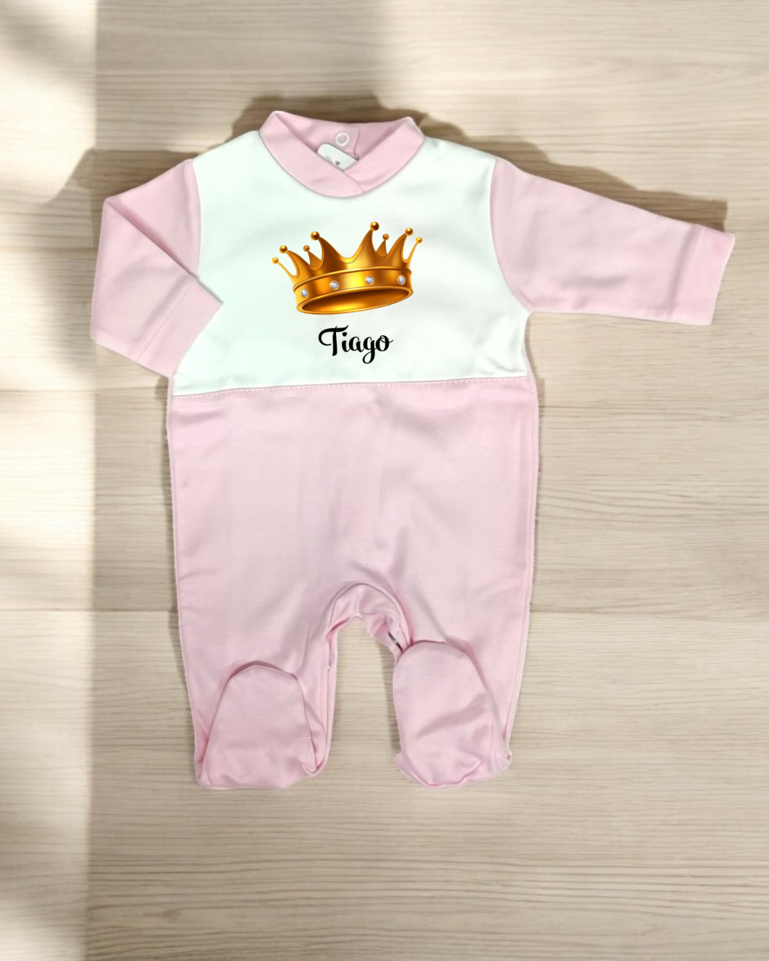 Macacão de bebé rosa e branco com coroa dourada e nome Tiago impresso