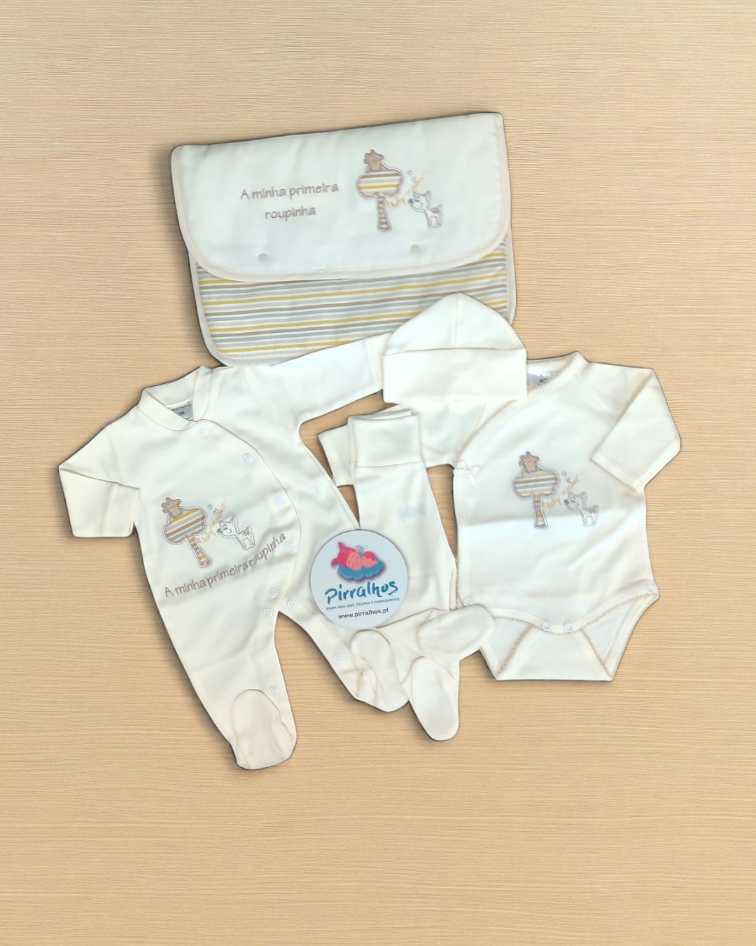 Conjunto de roupinhas de bebé creme com bordados e saco