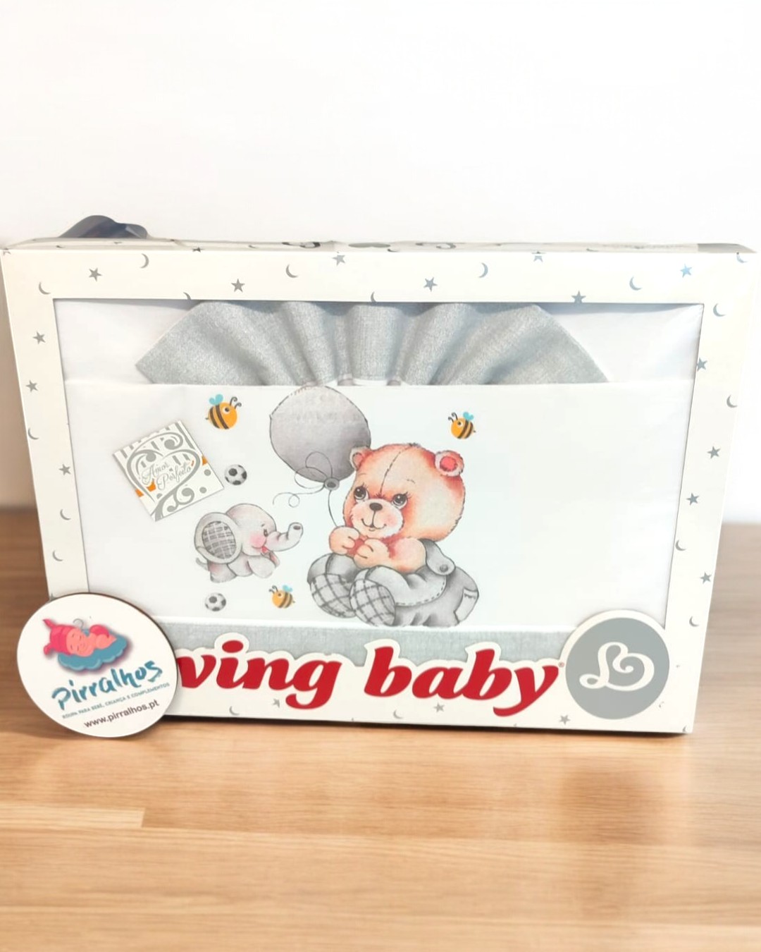 Conjunto de roupa de bebé com urso e rato ilustrados na embalagem branca