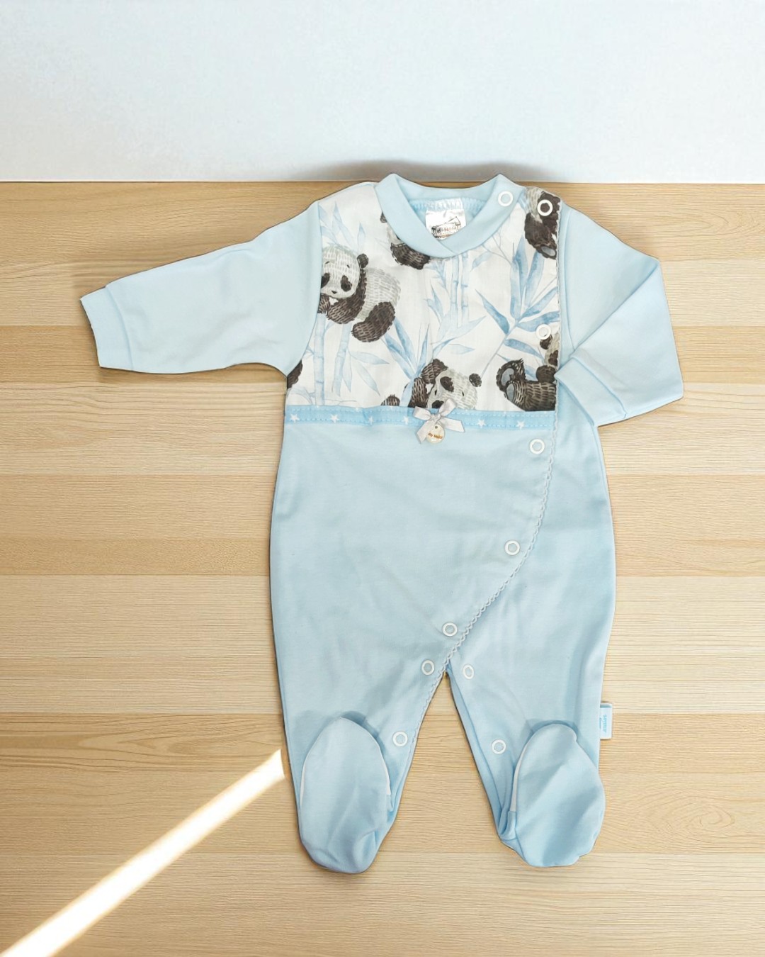 Macacão de bebé azul claro com estampado de pandas