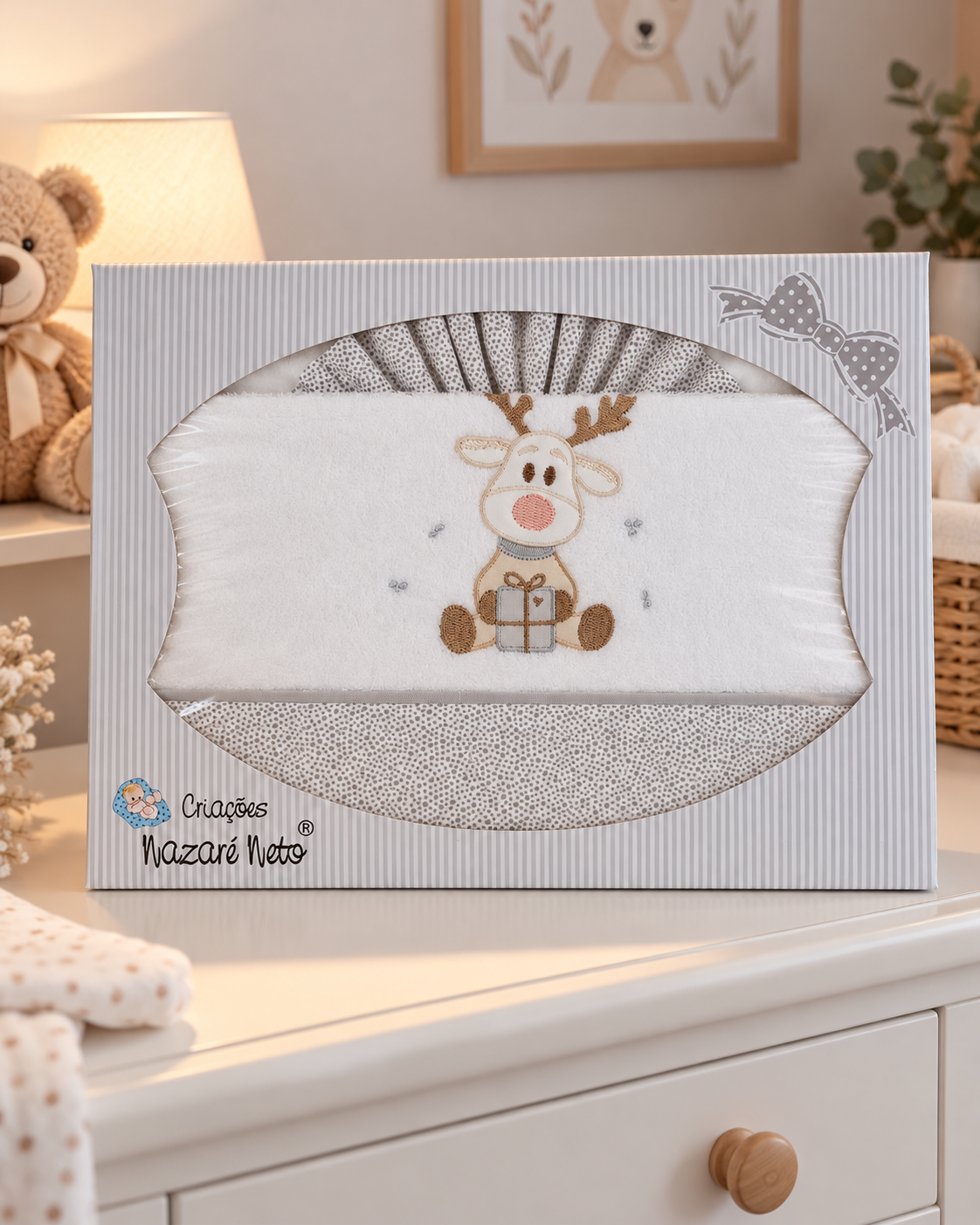 Conjunto de roupa de bebé com bordado de rena numa caixa de presente