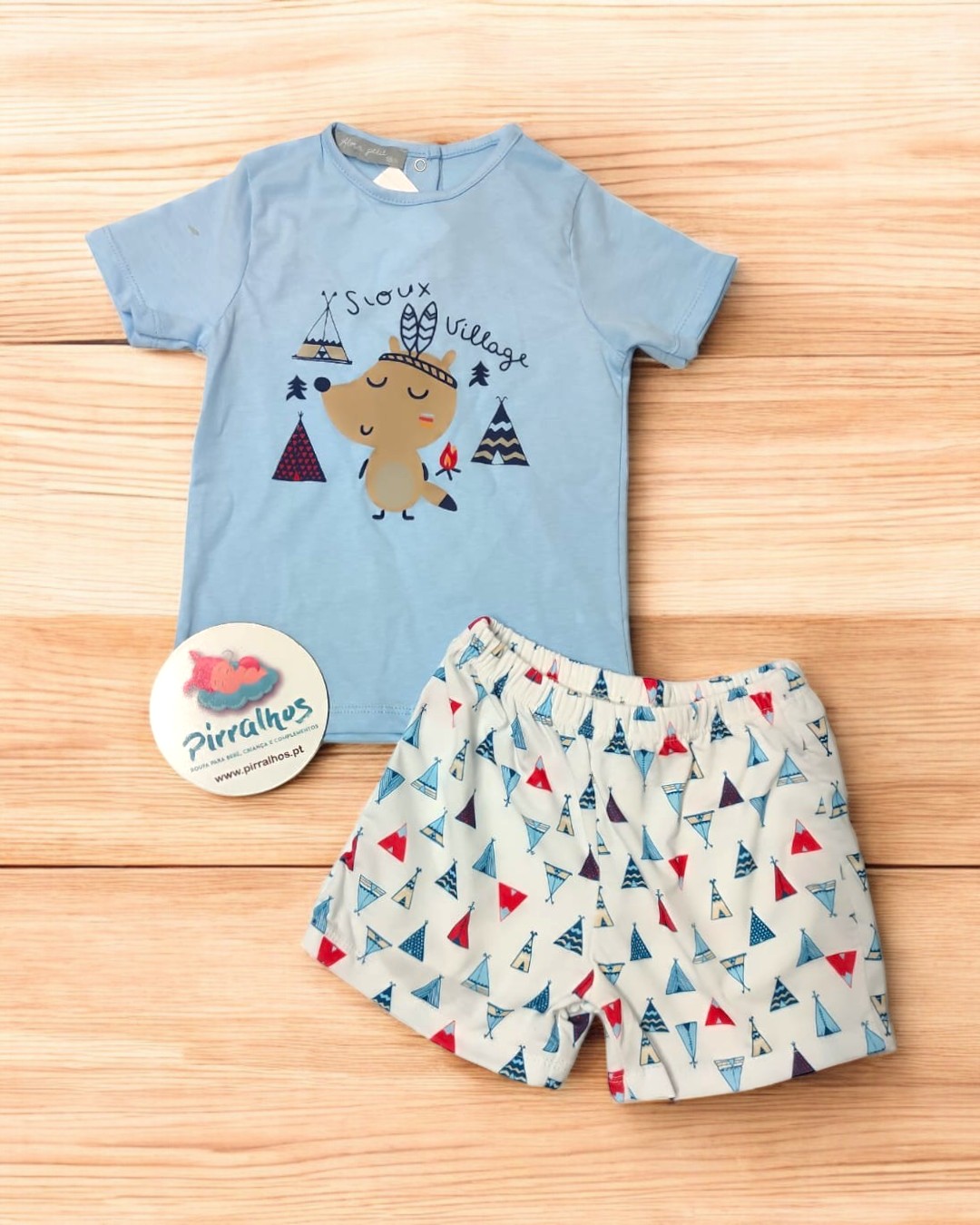 Conjunto infantil azul com t-shirt estampada e calções com padrão de triângulos