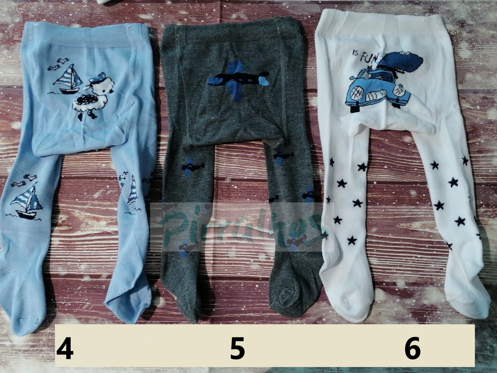 Três collants infantis em azul, cinza e branco com desenhos de Snoopy e padrões de estrelas.