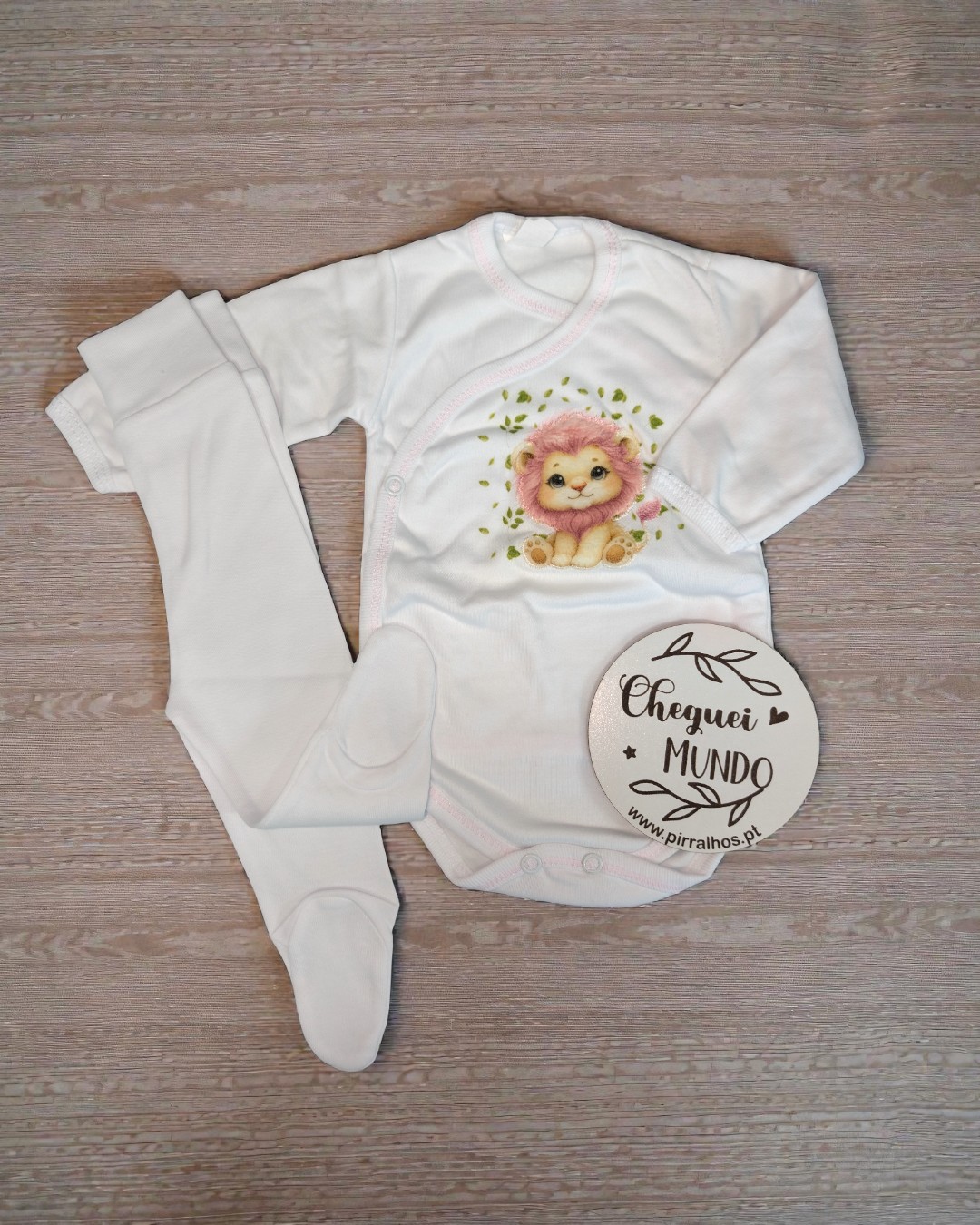Conjunto branco para bebé com body de leão cor-de-rosa e calças com pés fechados