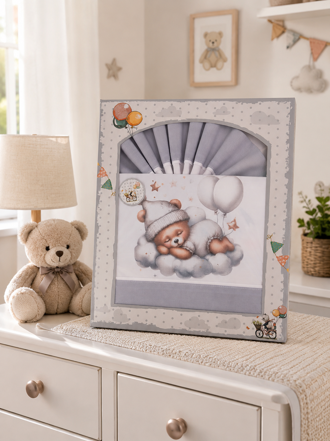 Jogo de cama para bebé com ilustração de urso dormindo e balões em embalagem decorativa