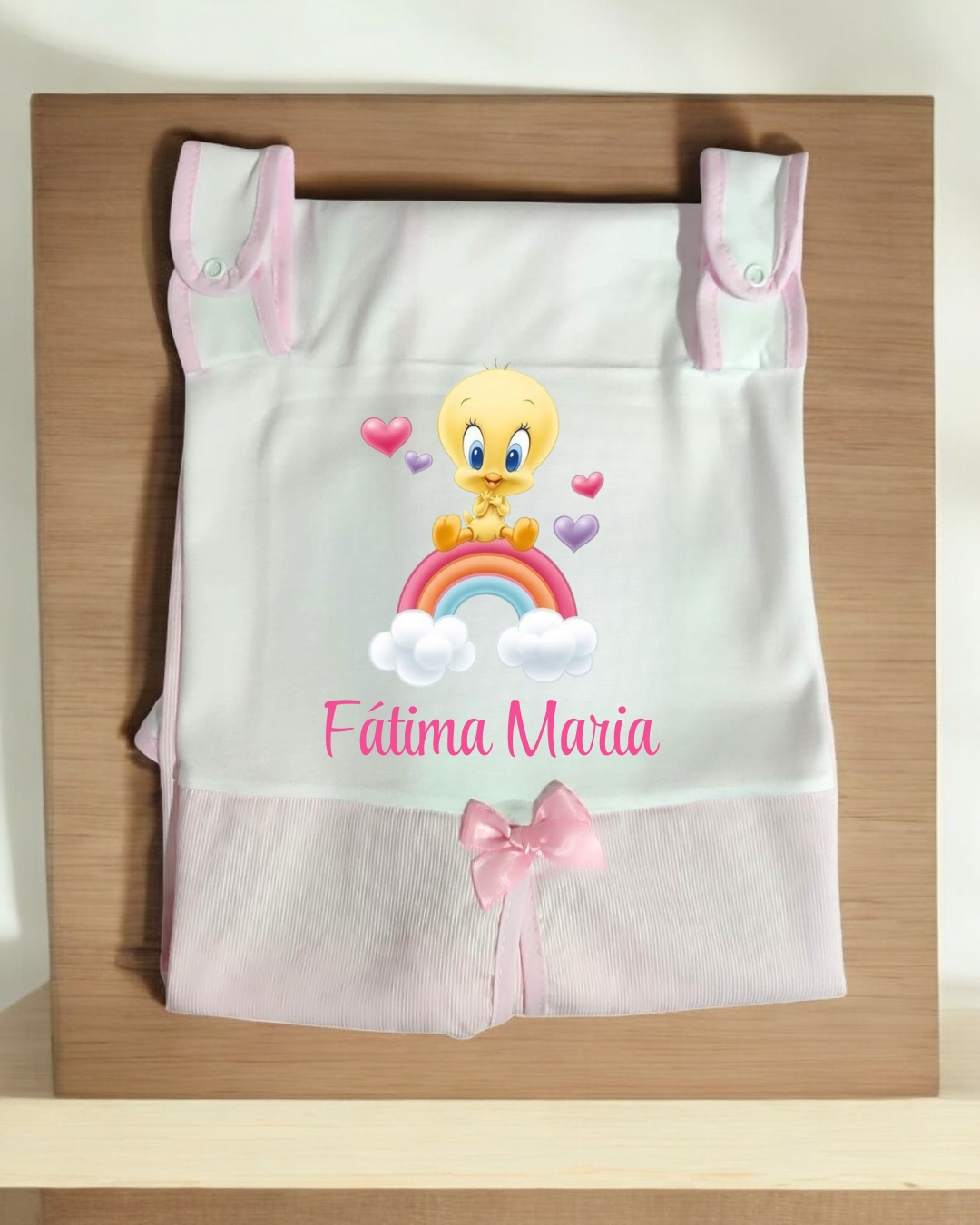 Bolsa organizadora para bebé branca e rosa com estampa Tweety e texto Fátima Maria