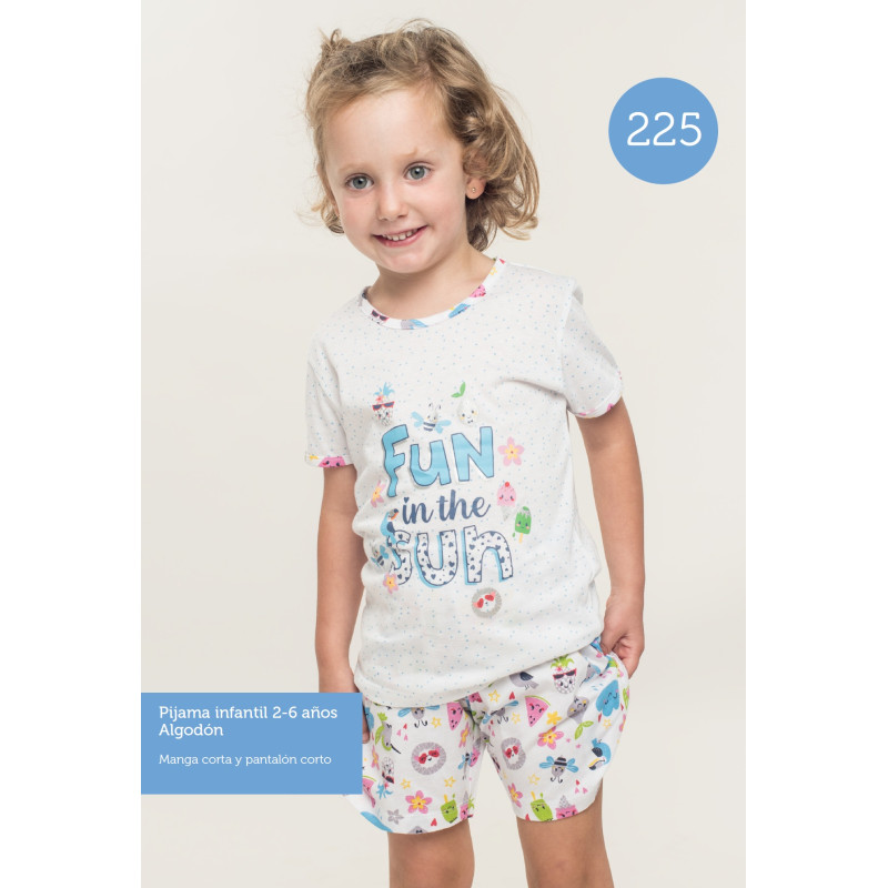 Pijama infantil branco com estampa colorida 'FUN in the SUN' e calção curto com desenhos coloridos usado por criança
