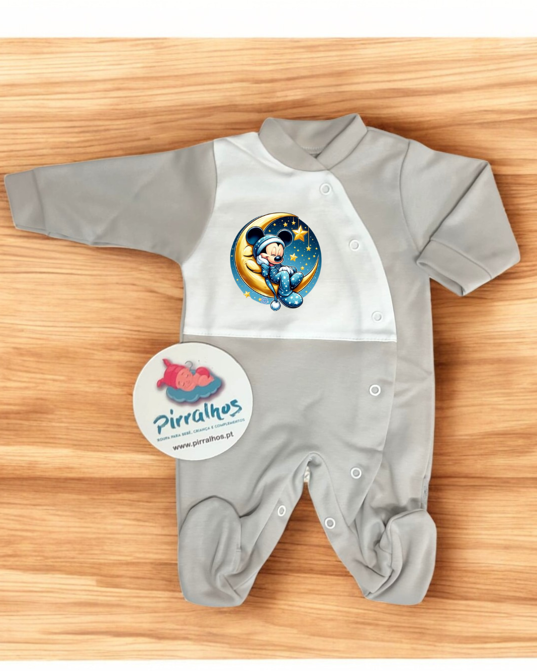 Macacão de bebé cinzento e branco com estampa do Mickey Mouse na lua