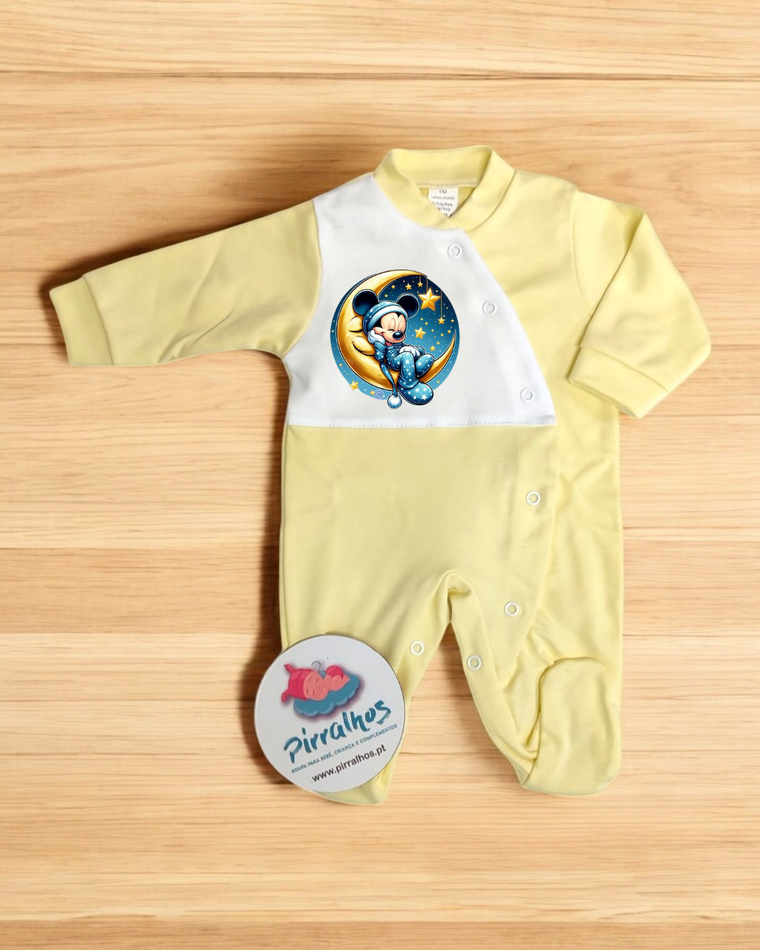 Macacão de bebé amarelo e branco com estampa do Mickey na lua