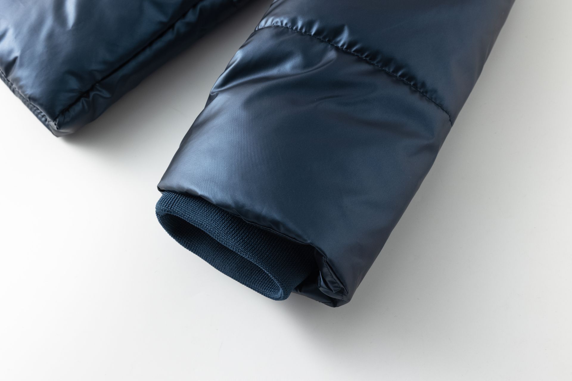 Manga de casaco azul escuro com punho elástico