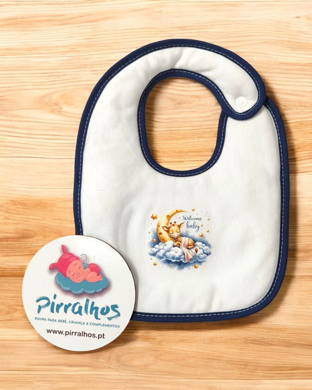 Babeiro branco com borda azul escura e desenho de raposa na lua