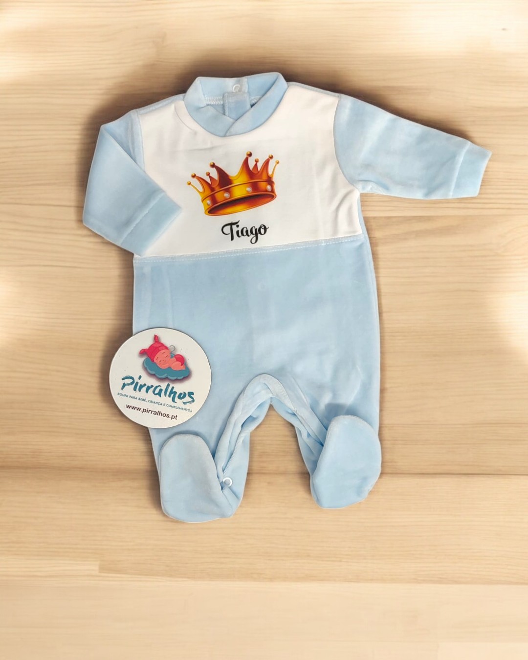 Pijama azul e branco para bebé com coroa e nome Tiago, etiqueta Pirralhos