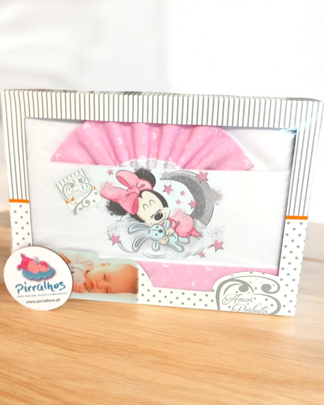 Conjunto de roupa de bebé Minnie Mouse rosa e branco em embalagem com padrão às riscas e bolinhas