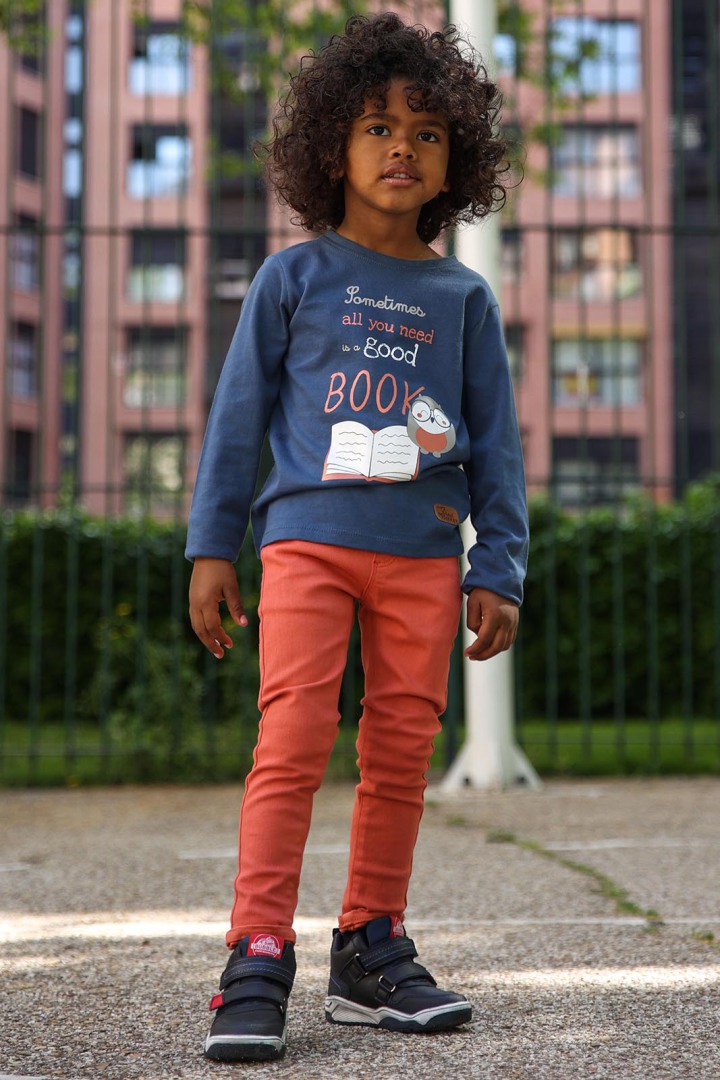 Criança com roupa casual em ambiente urbano exterior