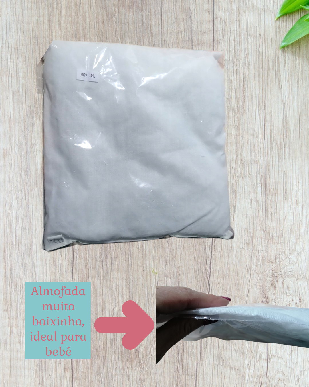 Almofada cinza clara embalada em plástico sobre madeira clara com texto descritivo em azul e seta rosa
