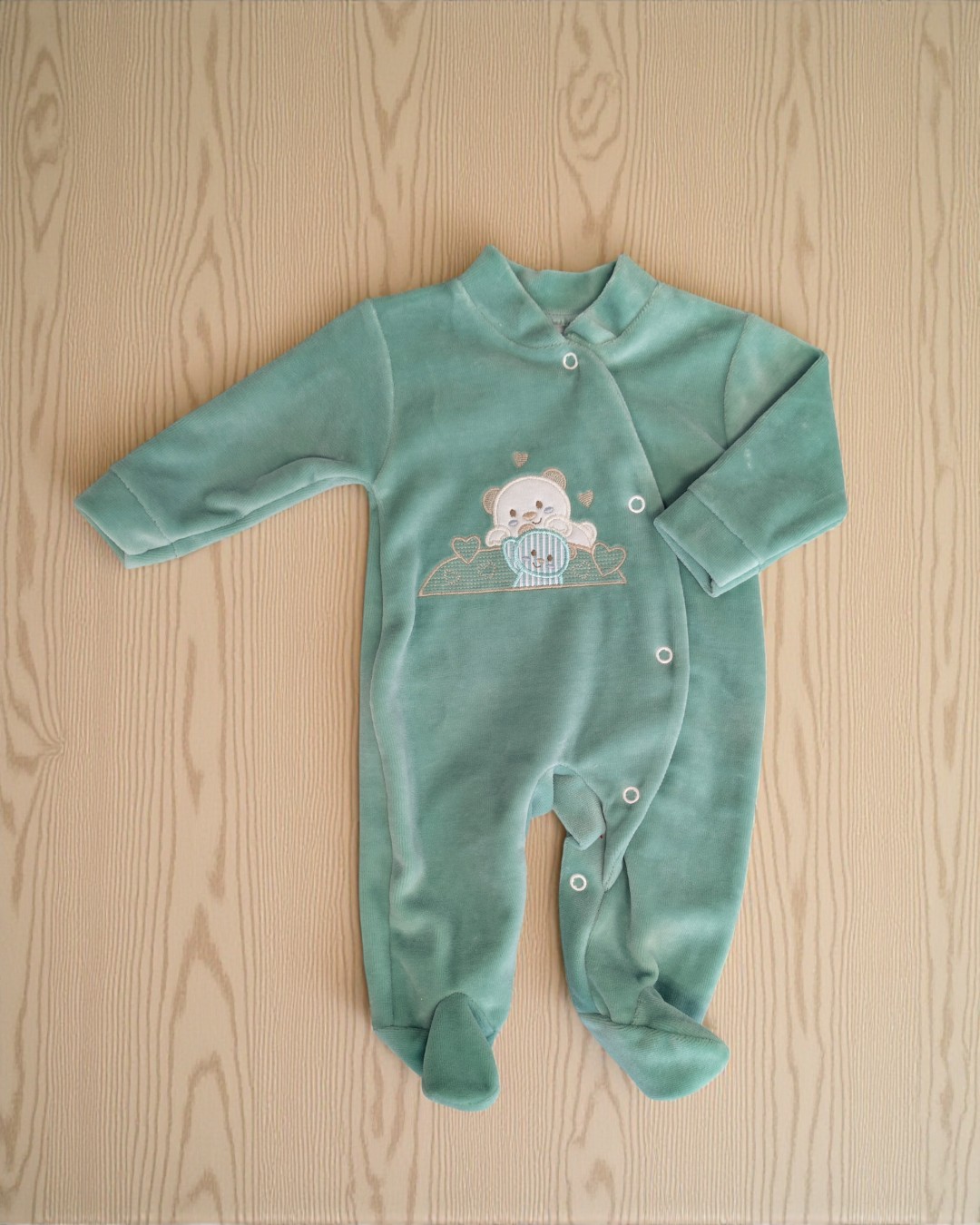 Pijama de bebé verde água com ursinho bordado