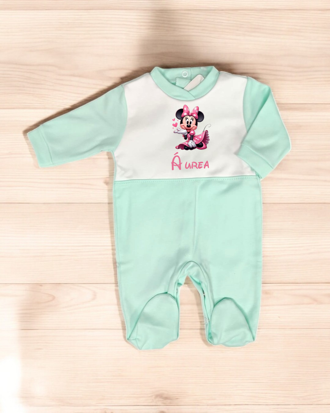 Pijama de bebé verde menta e branco com estampa da Minnie Mouse e texto 
