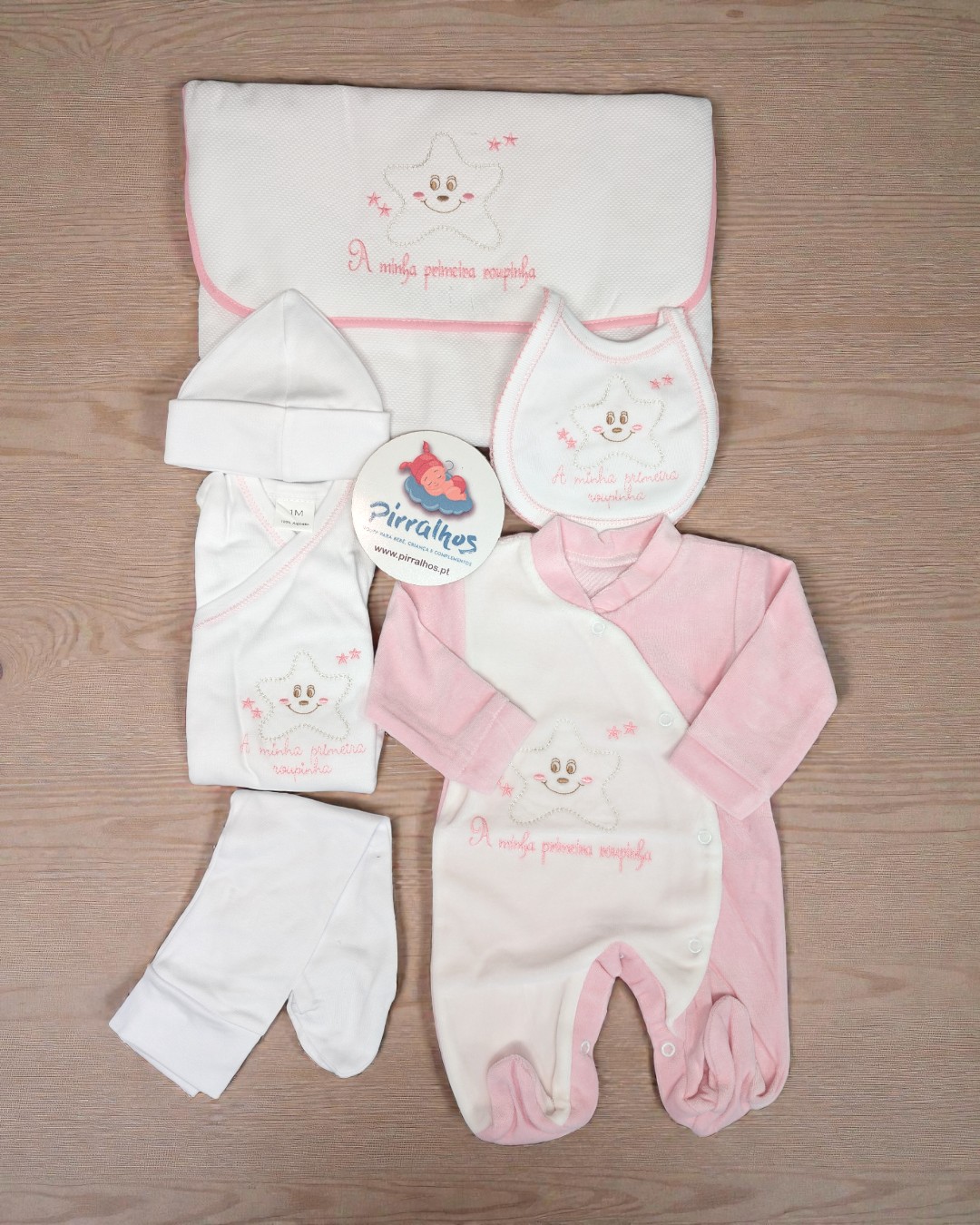 Conjunto de roupa de bebé branco e rosa com estrelas e texto bordado