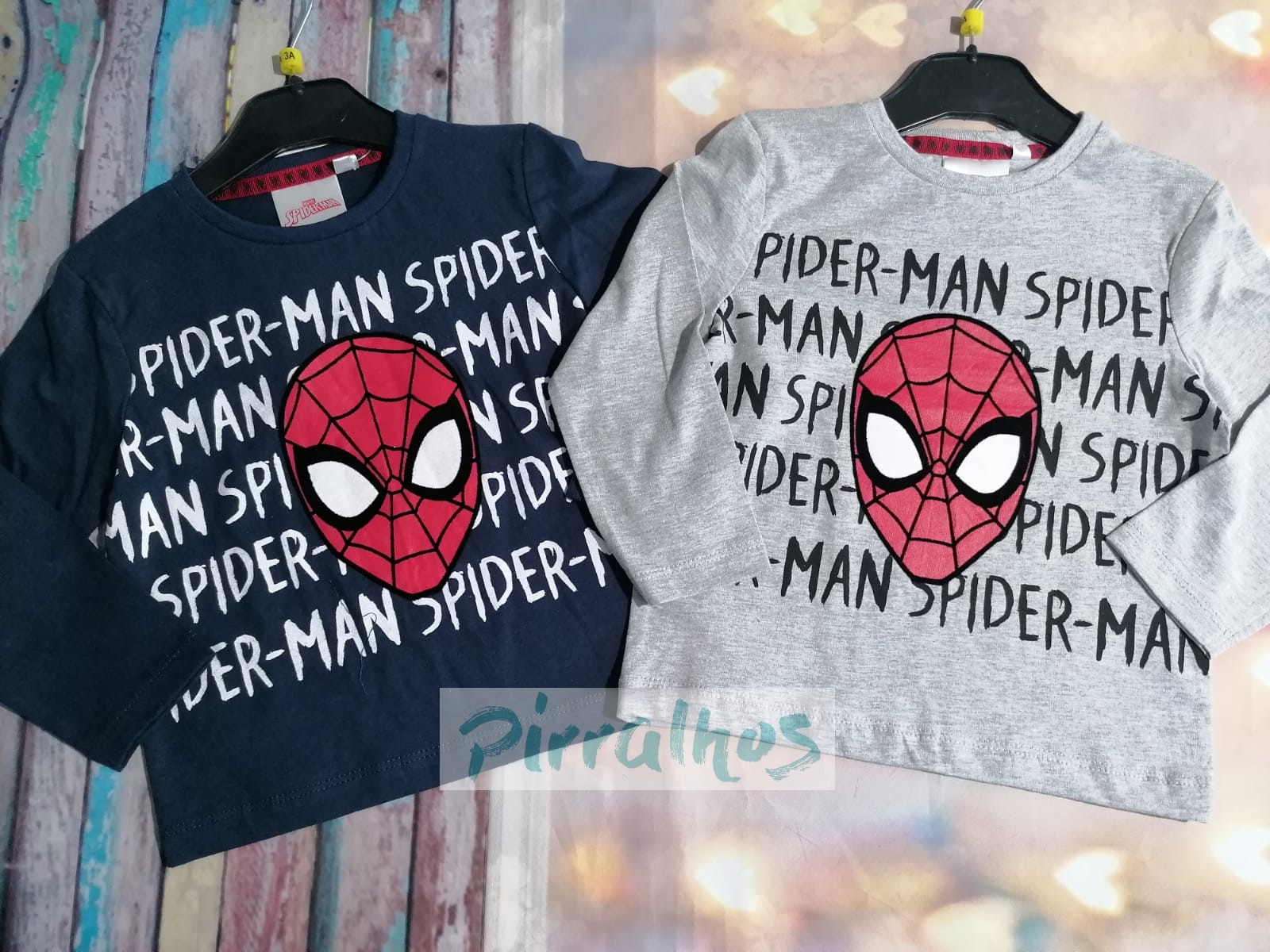 Dois sweatshirts infantis Homem-Aranha azul escuro e cinzento com rosto e texto Spider-Man.