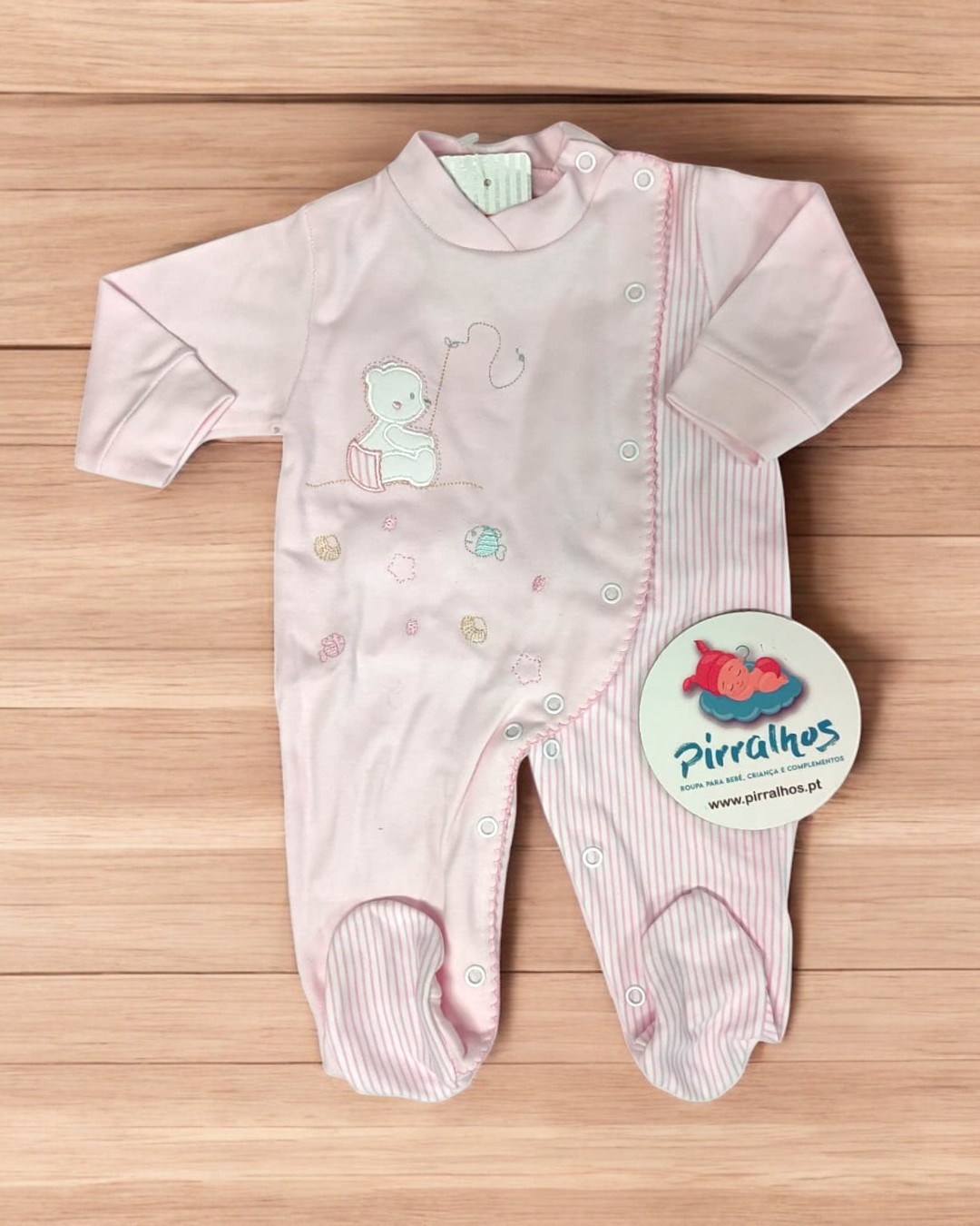 Pijama de bebé cor-de-rosa com ursinho e flores, com logótipo Pirralhos