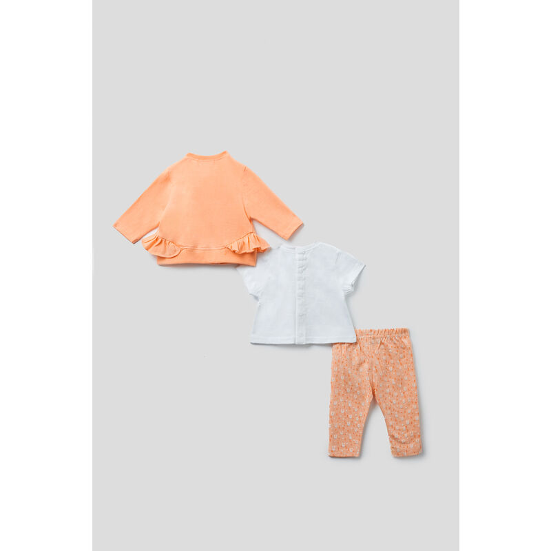 Conjunto roupa bebé casaco laranja com folhos, camisola branca e calças laranja com padrão floral.