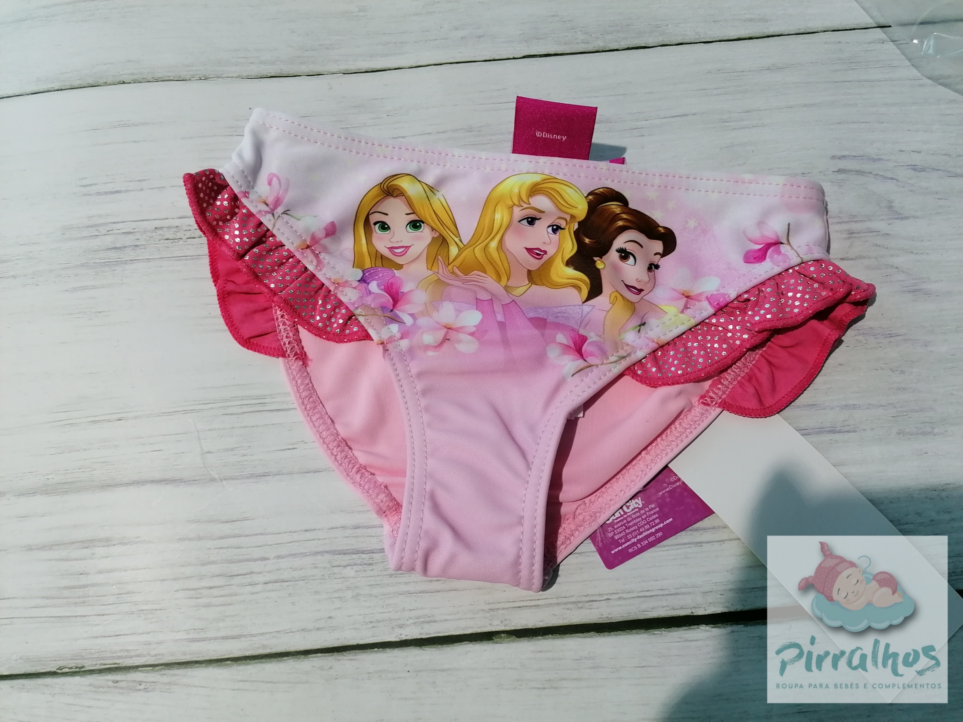 Cuecas rosa claro com Princesas Disney e folhinhas rosas