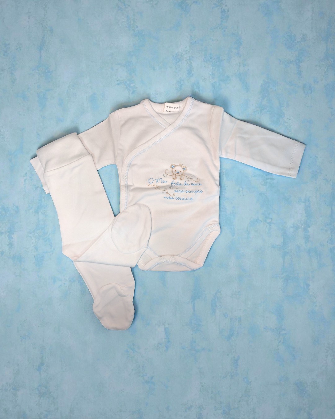 Conjunto de bebé branco com body bordado e calças