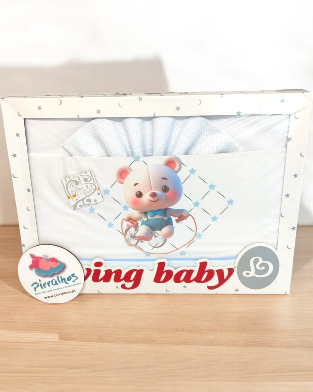 Conjunto de roupa de bebé branco com azul em embalagem com ursinho e etiquetas