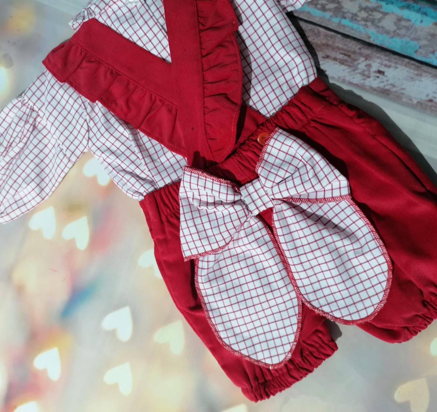 Conjunto de roupa de bebé vermelho e branco com laço grande xadrez