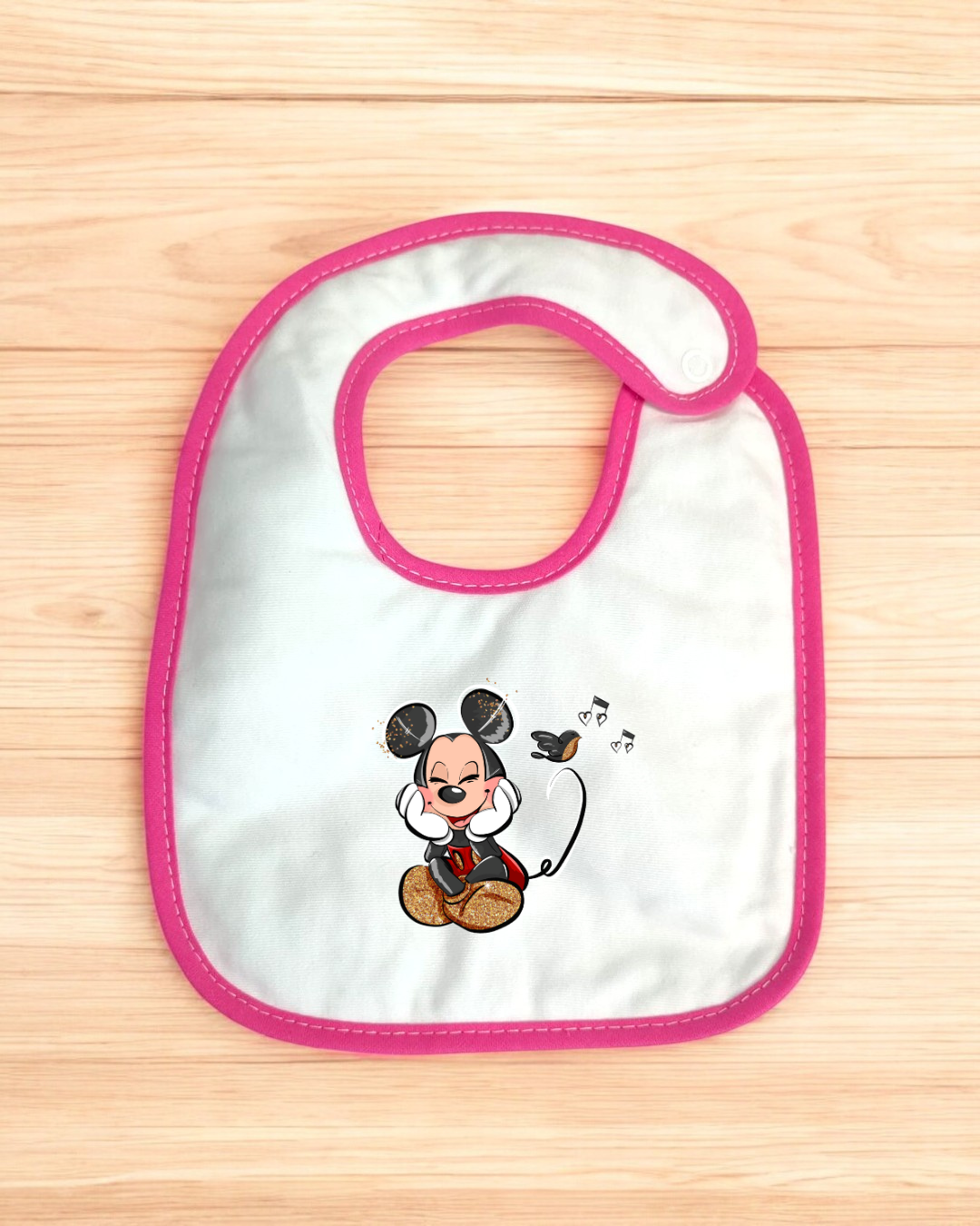 Babete branco com borda rosa e imagem de rato a ouvir música