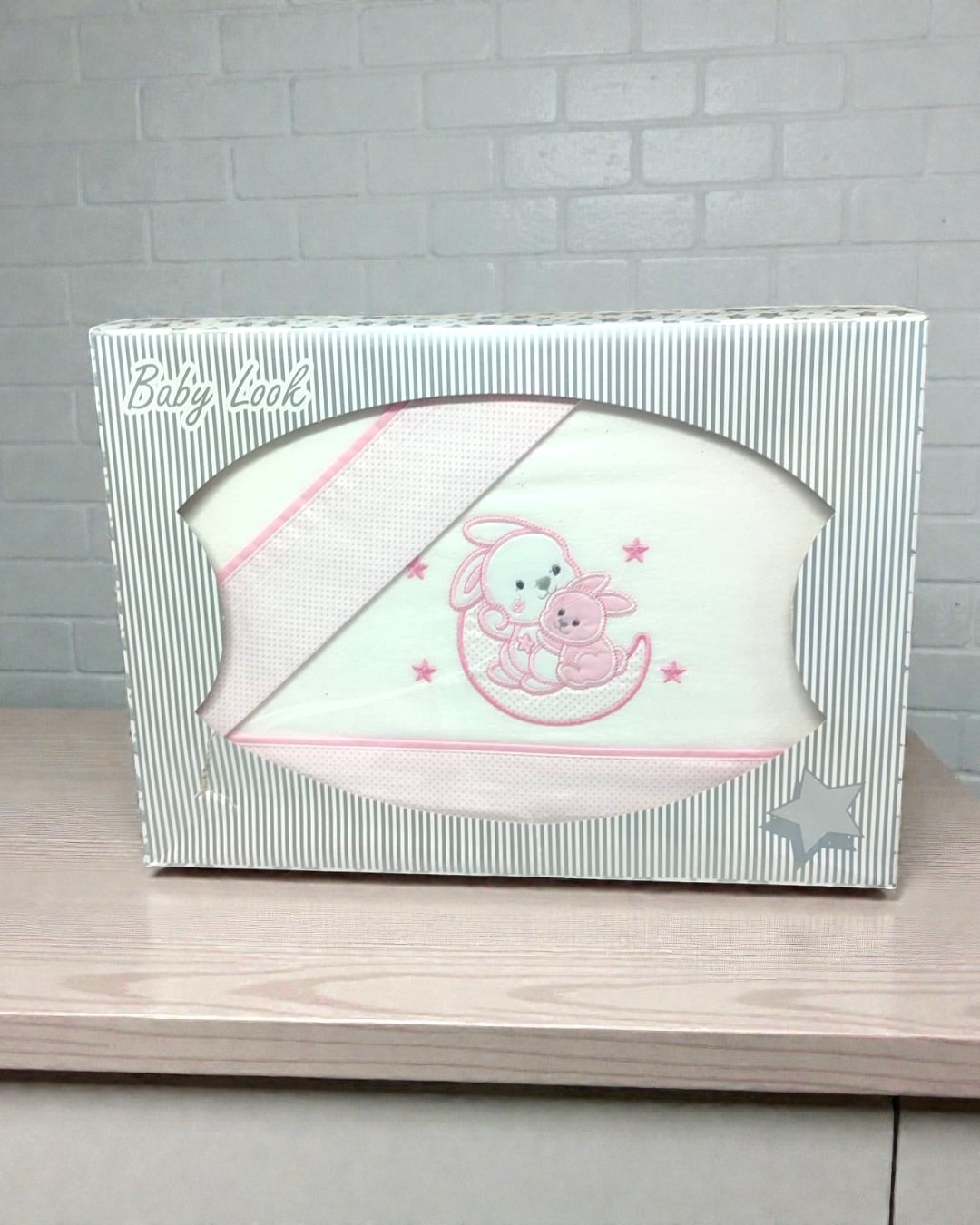 Conjunto de têxteis para bebé branco e rosa com bordado de ovelhas em caixa riscada.