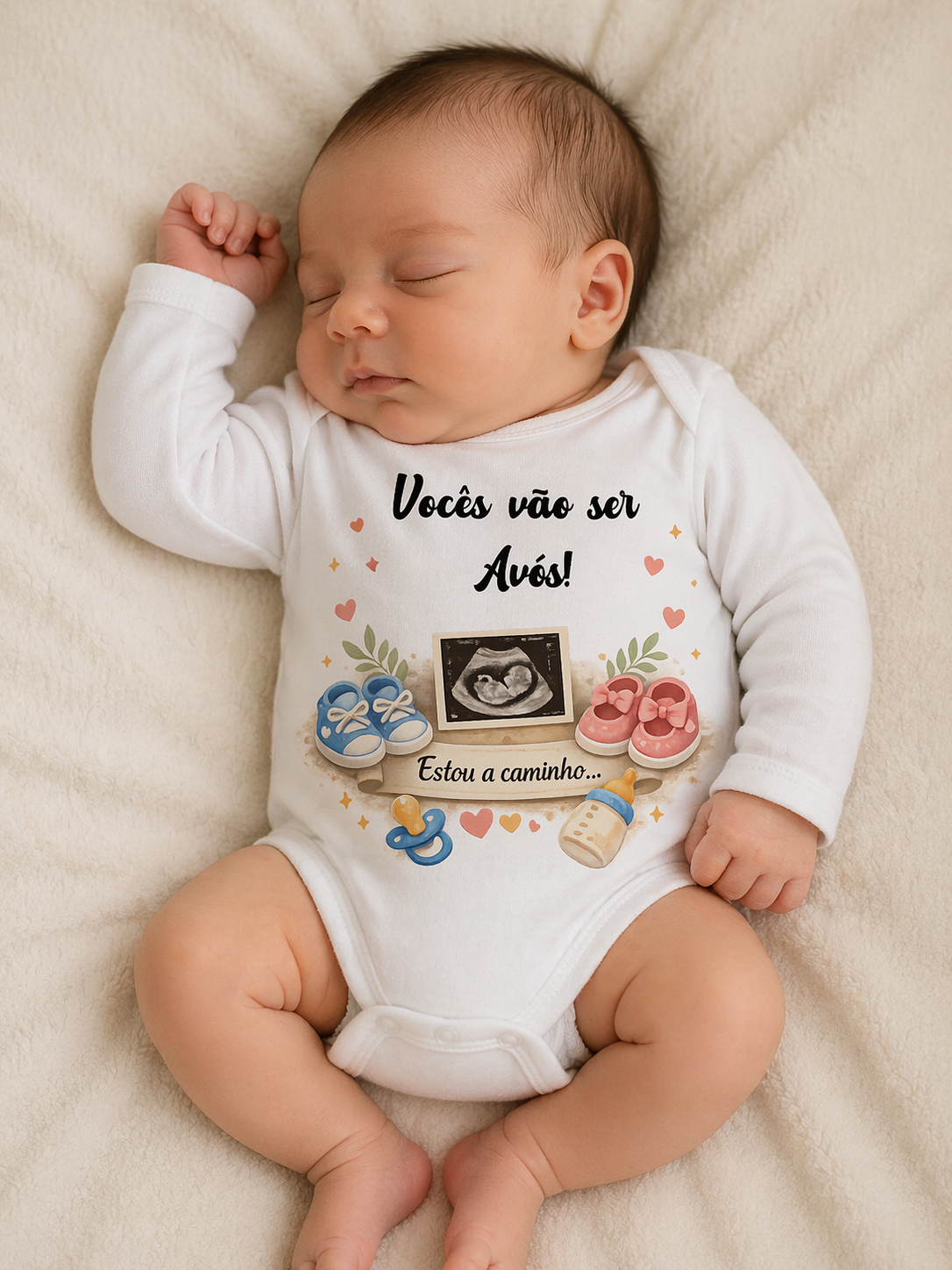 Bebé a dormir com body branco estampado e mensagem em português.