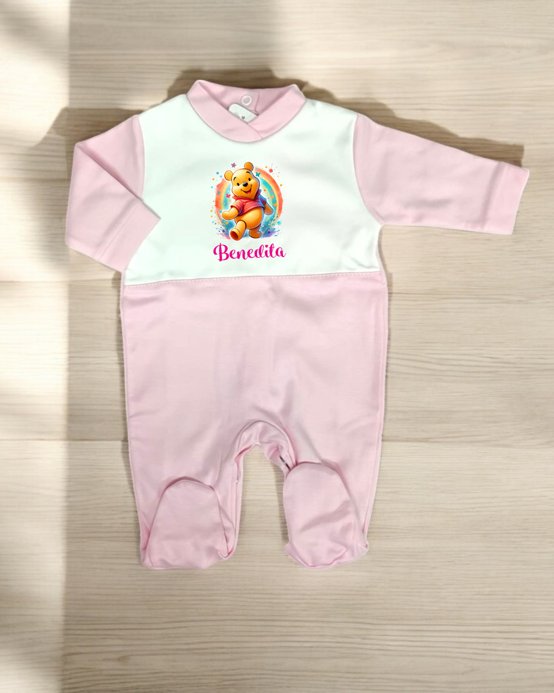 Macacão de bebé rosa claro com imagem do Ursinho Pooh e o nome Benedita