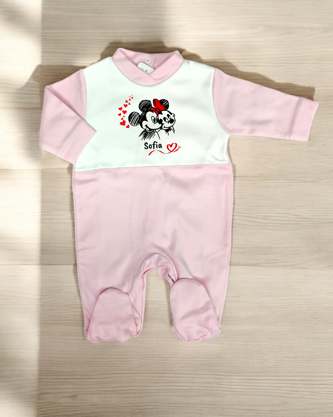 Pijama de bebé rosa com imagem de Mickey e Minnie com corações e nome Sofia