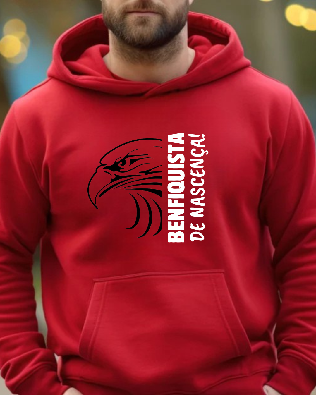 Sweatshirt vermelha com capuz e estampa frontal de águia preta e texto branco