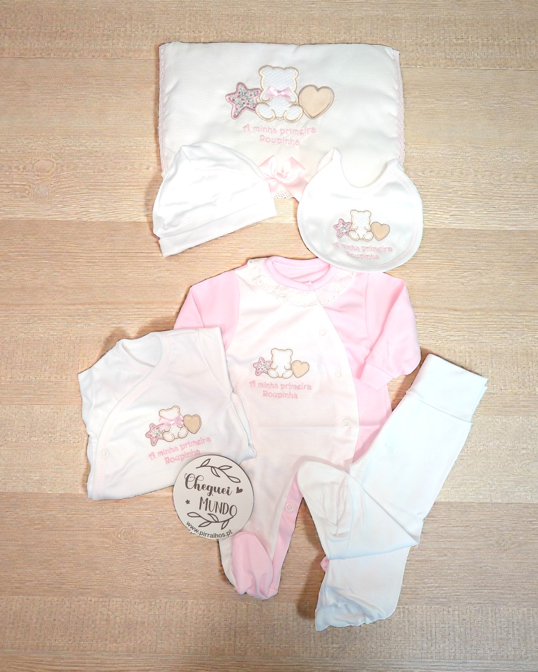 Conjunto de roupa de bebé rosa e branco com ursinho bordado