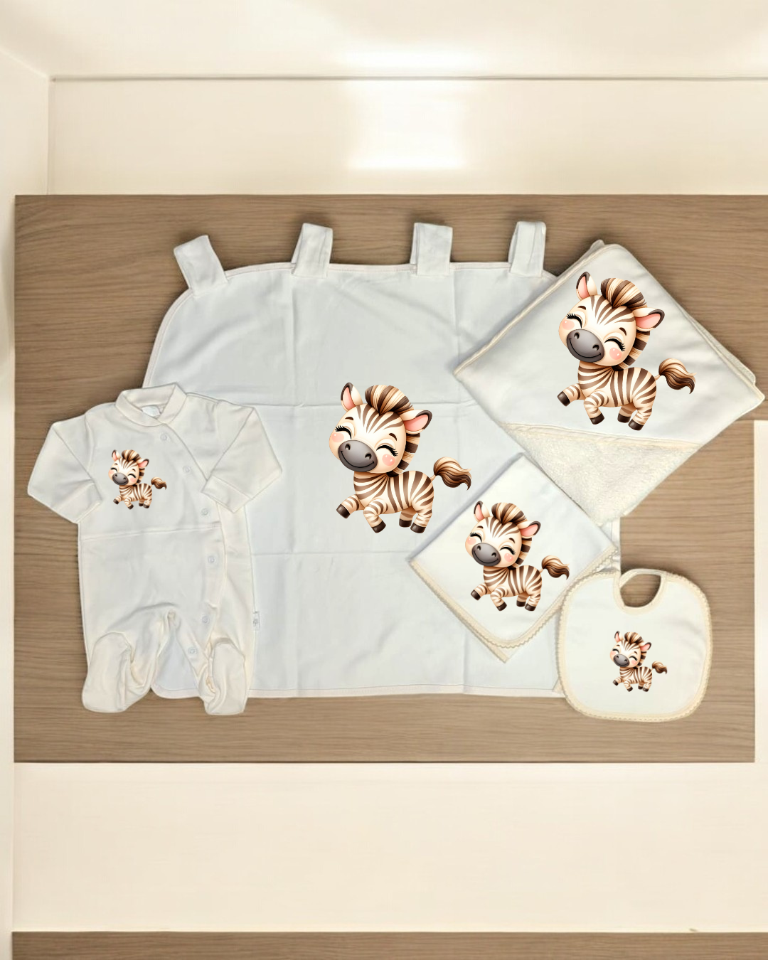 Conjunto de roupa e acessórios de bebé brancos com estampado de zebra sorridente