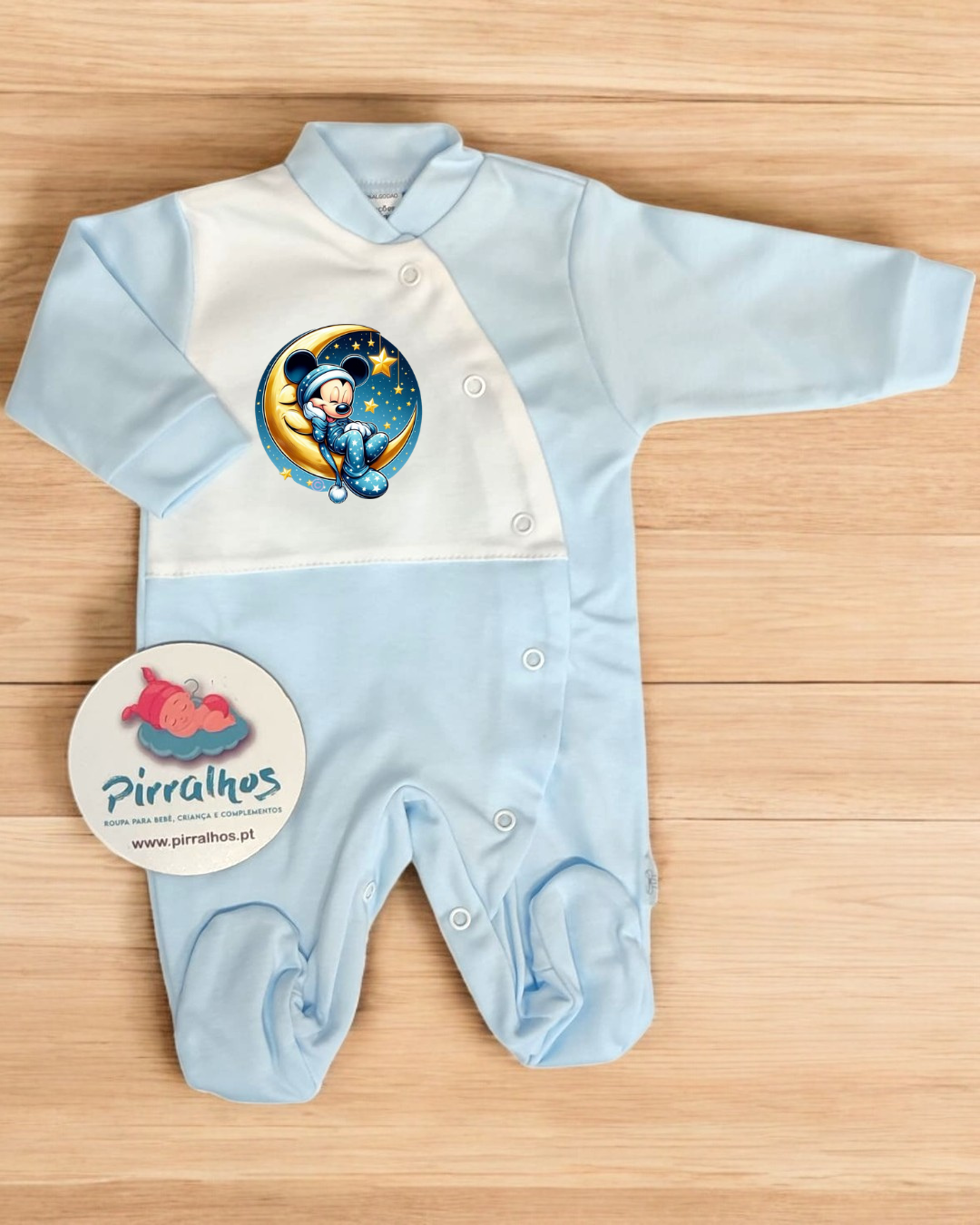 Pijama azul claro para bebé com estampa de personagem infantil numa lua