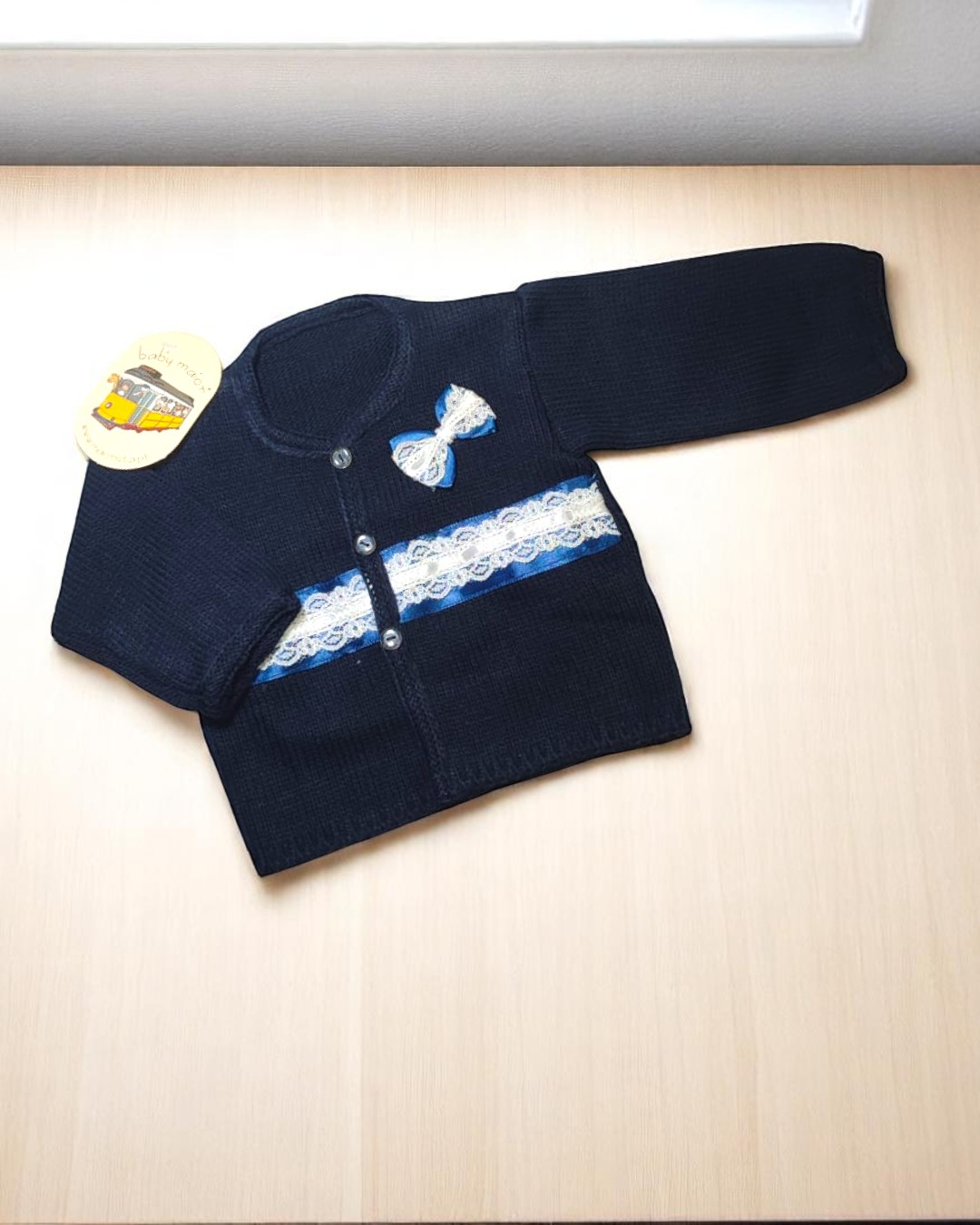 Camisola de malha preta com botões e detalhes em renda azul e branca