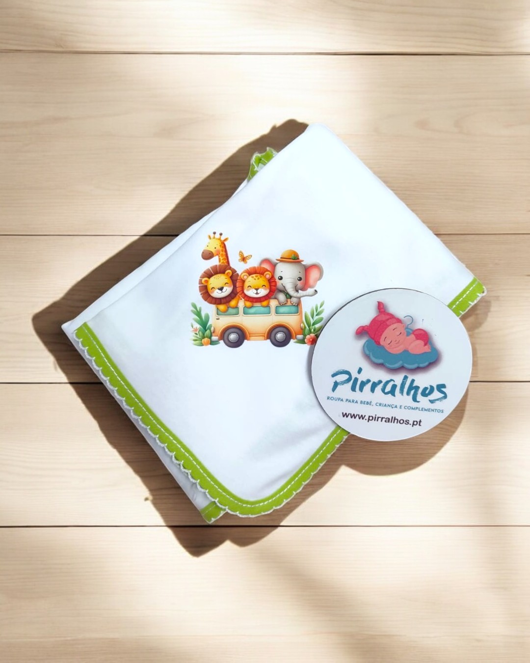 Pano de algodão branco com animais e etiqueta Pirralhos
