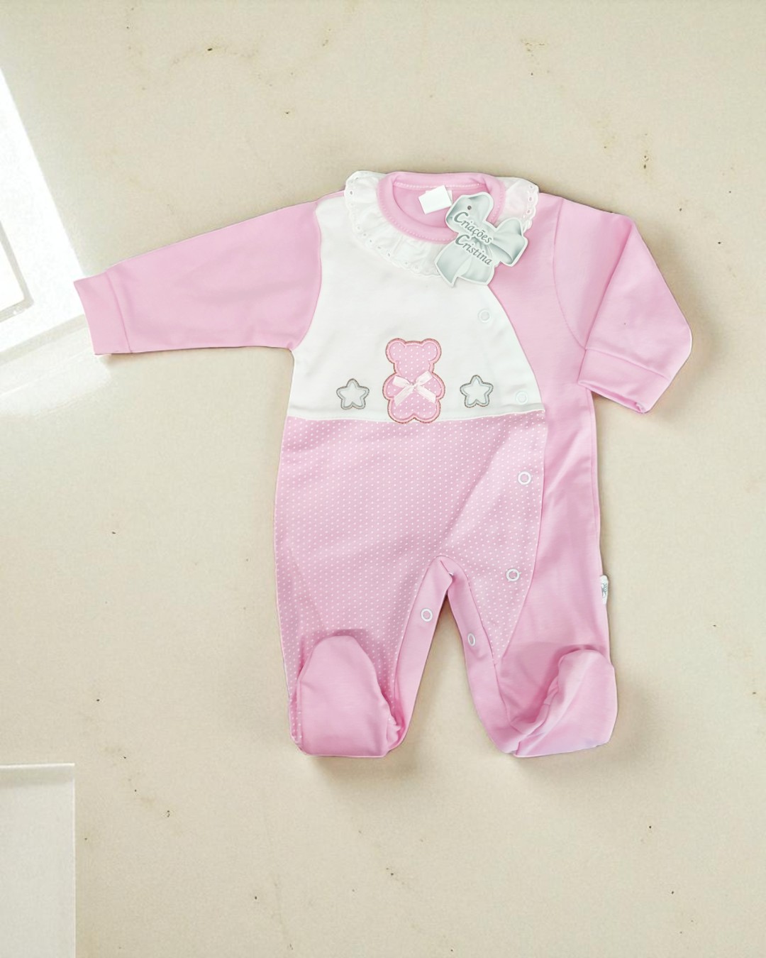 Macacão de bebé rosa e branco com ursinho e estrelas