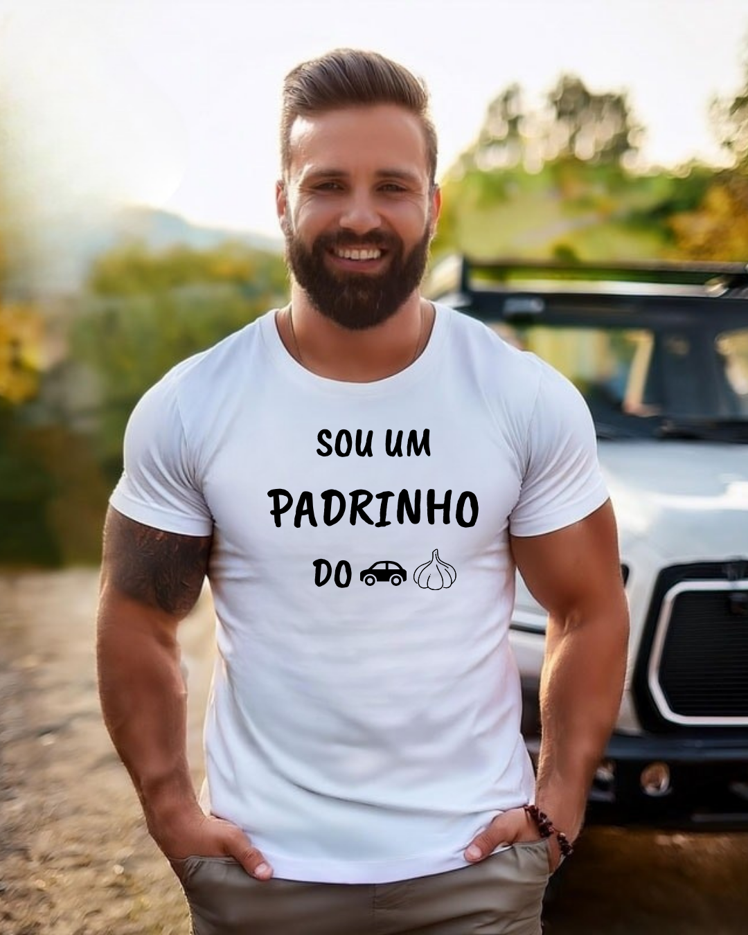 Homem com camisola branca com texto e emojis, em ambiente exterior com carro ao fundo.