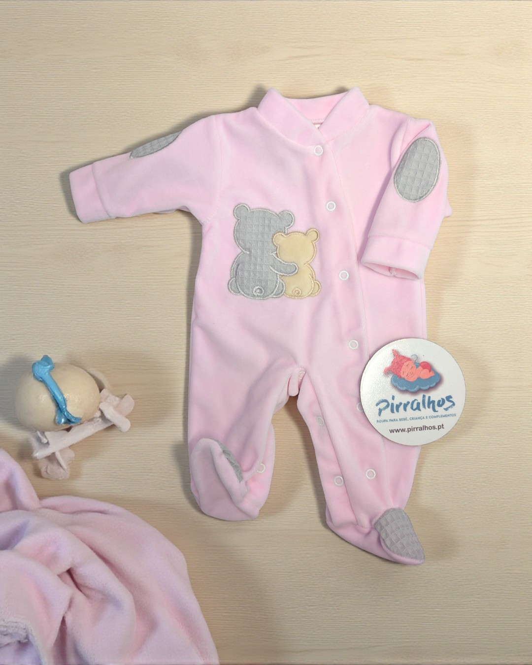 Macacão de bebé rosa com ursinhos bordados e detalhes cinzentos