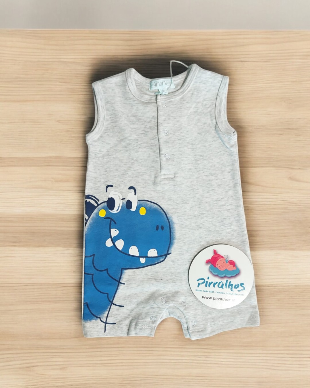 Macacão cinza claro para bebé com dinossauro azul e autocolante 'pirralhos'